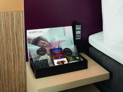 キングサイズベッドルーム モーベンピック ホテル フランクフルト シティーの写真