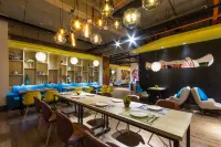 Mengjing Rainbow Hotel (Kunming Station Huancheng South Road Subway Station)