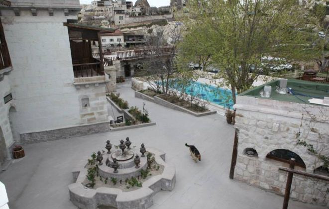 Holiday Cave Hotel