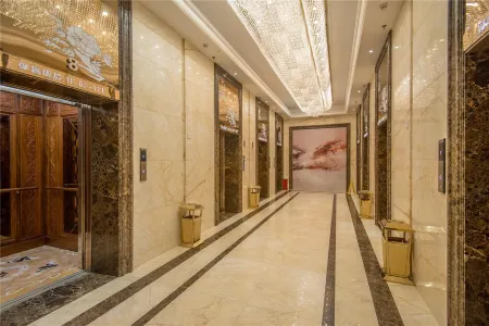 She & He International Apartment (Shenzhen Luohu Theater Mixc)