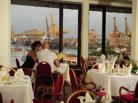 Grand Oriental Hotel Отели рядом с достопримечательностью «Парк Вихарамахадеви»