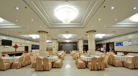 Chenguang Hotel (Beijing Tongren Hospital Mentougou Branch, Xinqiao Street) Отели рядом с достопримечательностью «Jingxi Wulituo Folk-custom Exhibition Hall»