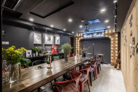 Iforest Hostel (Shanghai Tongji University Siping Road Metro Station) Отели рядом с достопримечательностью «CPC Jiangsu Provincial Committee Former Site (West Gate)»