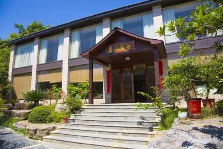 Donglin Maison New Century Hotel (Donglin Temple) Отели рядом с достопримечательностью «Shimen Mountain Stream»