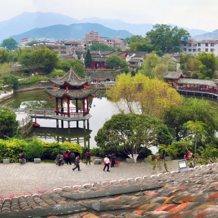 Yijia Denghuo Lakeside Boutique Hotel