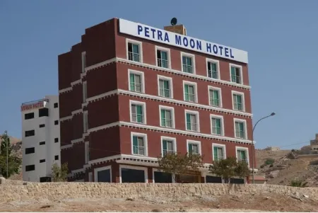 Petra Moon Hotel Отели рядом с достопримечательностью «Храм Душареса»