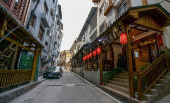 Footprint Inn (Zhangjiajie National Forest Park Wulingyuan Logo Gate)