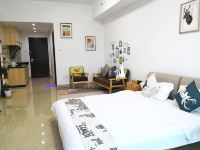 广州金色阳光国际公寓 - 北欧巨幕大床房