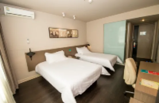 Jinjiang Inn Select Hotel (Chifeng South Railway Station Shier Zhong)