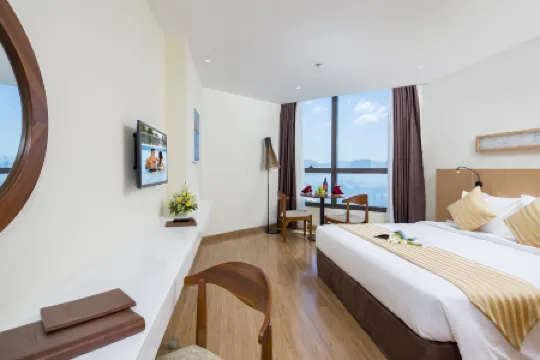 Starcity Hotel & Condotel Beachfront Nha Trang Отели рядом с достопримечательностью «Пляж Нха Транг»