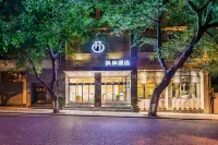 Maple Birch Hotel Отели рядом с достопримечательностью «Моденская звезда»