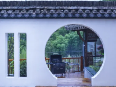 the Yard of the Sky Hotels near Du Yuesheng Mansion