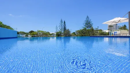 Kirra Surf Apartments Отели рядом с достопримечательностью «Пойнт Дангер»