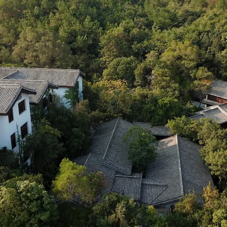 Julong Town Longgu Mountain House