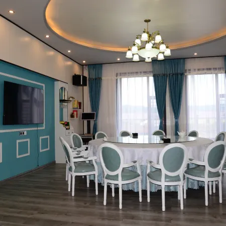 home alone in Hong Li