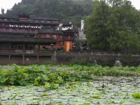 Furong Town 372 Jingjing's Home Chinese Inn (Furong Town Grand Waterfall)