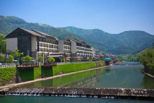 Luci No.1 Holiday Hotel Отели рядом с достопримечательностью «Jiangnan Longmen Bay»