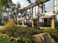 Juhongsheng Holiday Hotel Hotels near Shou County Radio and Television University