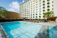 Holiday Inn Mumbai International Airport by IHG - สระว่ายน้ำบนดาดฟ้า
