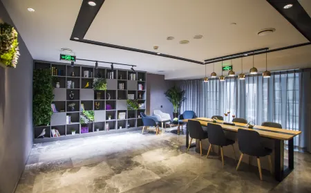 Homeinn Selected Hotel (Harbin West Station Xuefu Road Subway Station CapitaMall) Отели рядом с достопримечательностью «CPC Harbin Committee Party School»