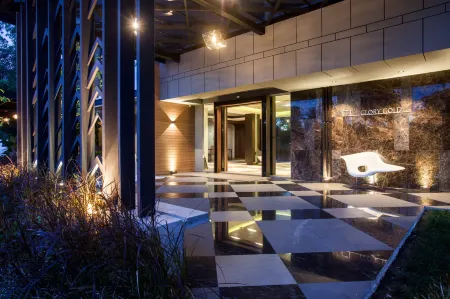 The Glory Gold Отели рядом с достопримечательностью «Small Sandy Beach»