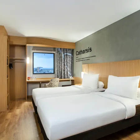 Ibis Pontianak City Center Отели рядом с достопримечательностью «Памятник Digulis»