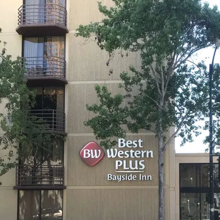 Best Western Plus Bayside Inn Отели рядом с достопримечательностью «Музей-авианосец «Мидуэй»»
