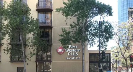 Best Western Plus Bayside Inn Отели рядом с достопримечательностью «Ботаникал Билдинг»