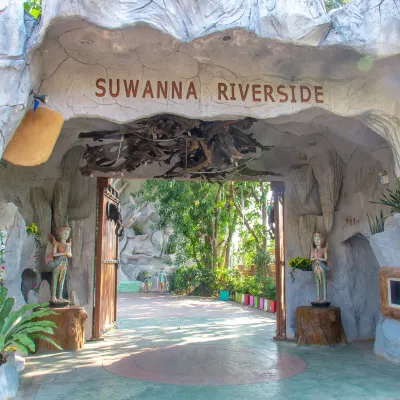 Suwanna Riverside Hotels near Wat Tha Chai