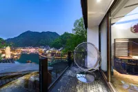 Qinglian Riverside Light Luxury Hostel