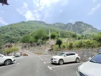 Koi Mountain Cliff Lodge · Cliff Hotel - Parkplatz