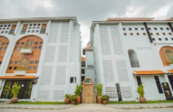 Lanna Oriental Hotel Hotels near Wat Lokmolee