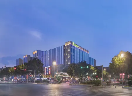 Holiday Inn Express Qingdao Chengyang Central Отели рядом со станцией Chengyang Railway Station