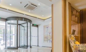 Baiyi Hotel(Zhenjiang Railway Station)