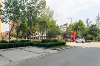 Huaxi Hotel - parking