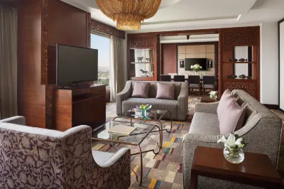 Shangri-La Surabaya Hotel dekat Ruko graha family
