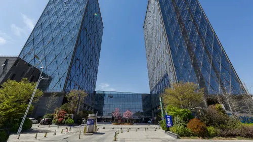 Floral Hotel·Xuzhou Jinxiu Xingcheng Hotel (High speed Rail East Station Branch)