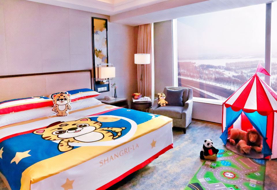 숭베이 샹그릴라 하얼빈의 넓은 가족용 객실 내부
