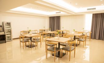 Junyi Hotel (Maoming Dianbai)