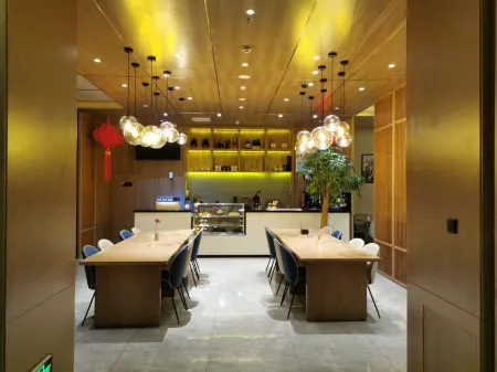 H Hotel (Wanda Plaza Chifeng University Store) Отели рядом с достопримечательностью «Inner Mongolia Vocational and Technical College of Traffic»