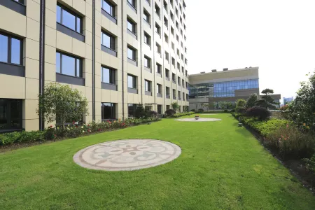 Evergreen Laurel Hotel (Shanghai) Отели рядом с достопримечательностью «Dongfang Wanguo Huiyi Center»