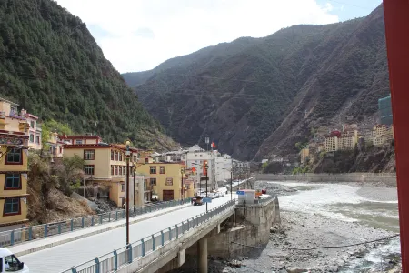 Youhao Business Hotel Отели рядом с достопримечательностью «Observation Deck of Pilgrim Eighteen Bends»