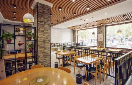 Roman Holiday Business Hotel (Suzhou Huaxia World Trade Plaza) Отели рядом с достопримечательностью «Suzhou Yongqiao Sanba Passenger Transport Terminal»