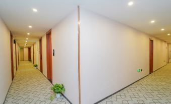 Yixin-hotel (At Fangdian rd metro station)