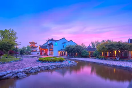 Kaiyuan Yiju Holiday Manor (Haining Yanguan Guanchao Resort Park) Отели рядом с достопримечательностью «Xiaoputuochan Temple»