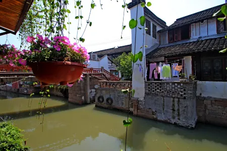 Shanghai Jiaoli Xiaoyan Inn (Zhujiajiao Scenic Area Ancient Town) Отели рядом с достопримечательностью «Zhujiajiao Post Office»