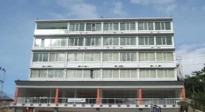 L Bajo Hotel