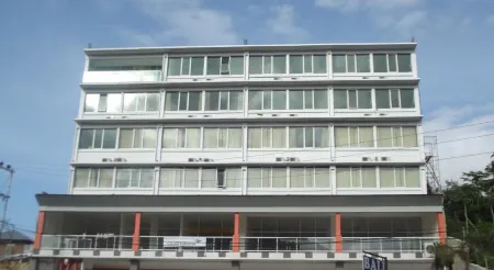 L Bajo Hotel