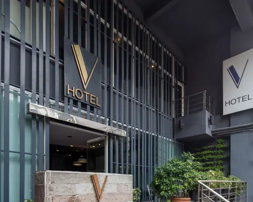 V Hotel Hotels near LA Cafe