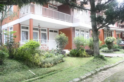 Villa Sofia Kota Bunga Hotels in Sukaresmi